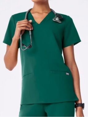 FIGS Women’s Casma Three -Pocket Scrub Top